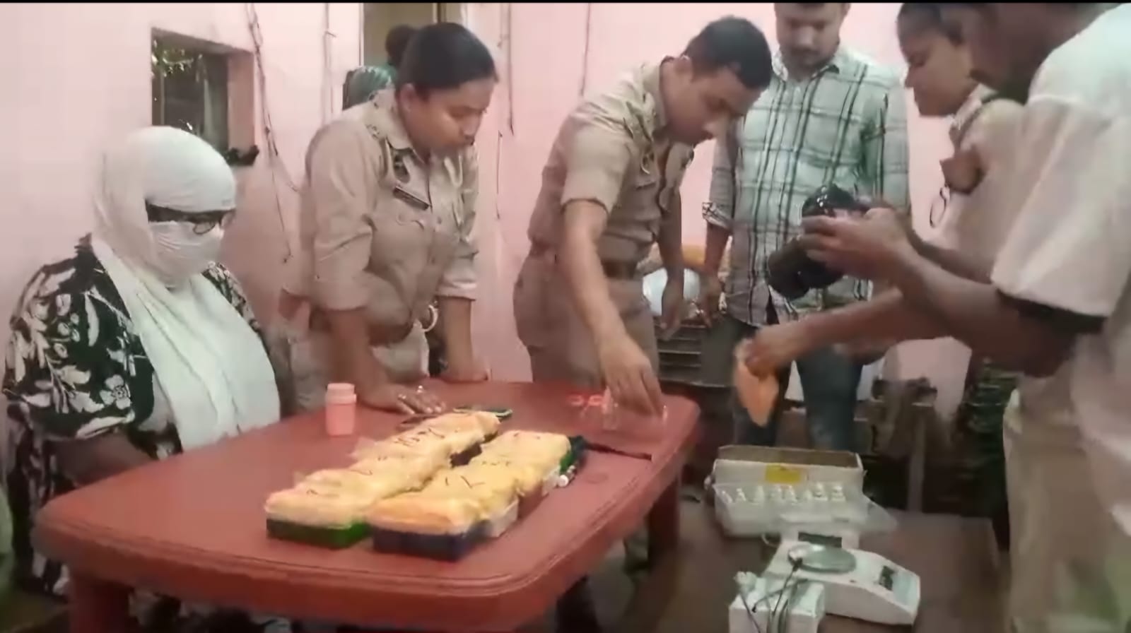 police seized nearly 1 crore 40 lakh rupees worth of deadly heroin from a woman during an operation