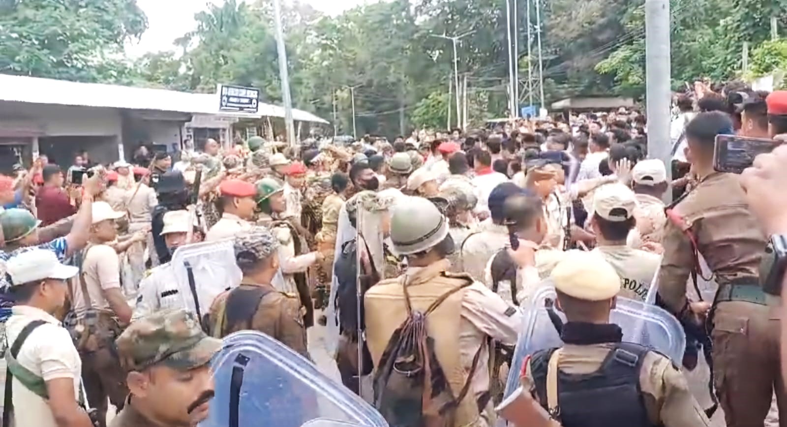 Tense situation in Diphu: Protest by over 24 organizations demanding eviction and police firing into the air