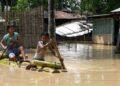 Assam flood I ৰাজ্যৰ শেহতীয়া বানে কাঢ়িলে ৫ জনৰ প্ৰাণ, ১৬ জিলাৰ ৩ লক্ষাধিক আক্ৰান্ত 12 Devastating Assam Floods Worsen: Over 61,000 Lives Shattered in Just 24 Hours