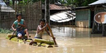 Assam flood I ৰাজ্যৰ শেহতীয়া বানে কাঢ়িলে ৫ জনৰ প্ৰাণ, ১৬ জিলাৰ ৩ লক্ষাধিক আক্ৰান্ত 8 Devastating Assam Floods Worsen: Over 61,000 Lives Shattered in Just 24 Hours