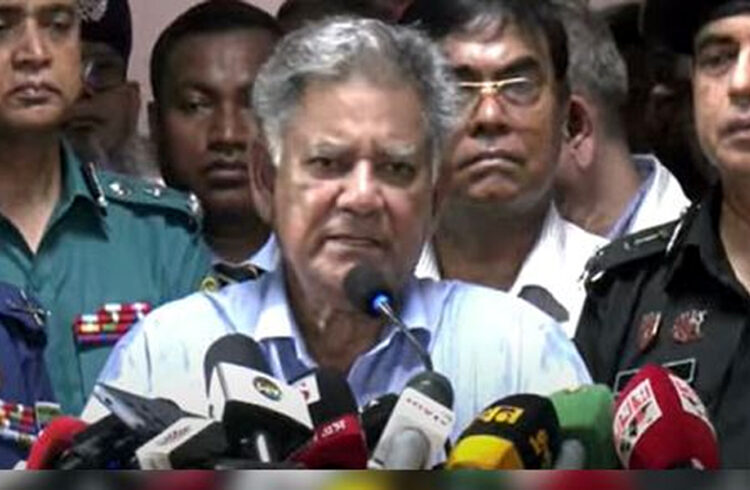 Bangladesh Political Crisis : লুণ্ঠন কৰা অস্ত্ৰ ঘূৰাই দিয়াৰ বাবে সাত দিনৰ সময় বান্ধি দিলে বাংলাদেশৰ অন্তৱৰ্তীকালীন চৰকাৰে