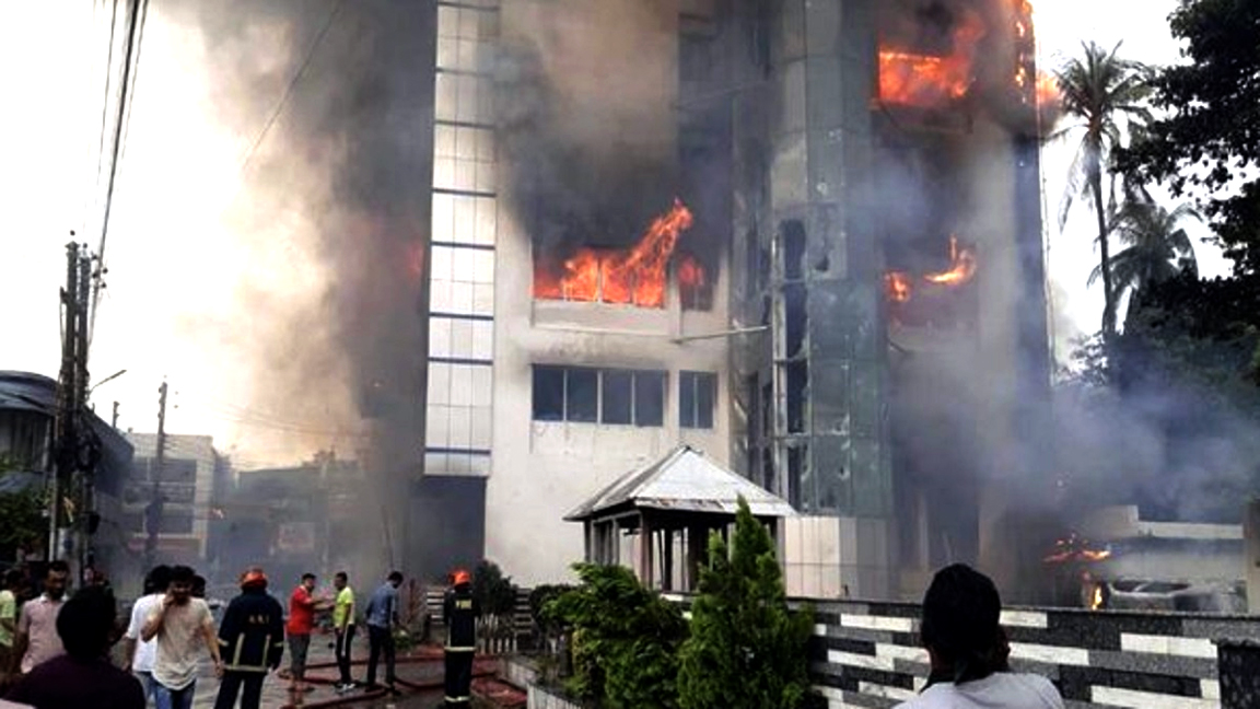 Bangladesh Violence : বাংলাদেশত আৱামী লীগৰ নেতাৰ হোটেলত অগ্নিসংযোগ, গুৰুহতৰভাৱে আহত অসমৰ ২ ব্যৱসায়ী 3 বাংলাদেশত আৱামী লীগৰ এগৰাকী নেতাৰ হোটেলত অগ্নিসংযোগ