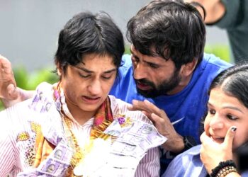Emotional Reunion: Vinesh Phogat Cries Tears of Joy Amidst Heroic Welcome by Adoring Fans at Delhi Airport