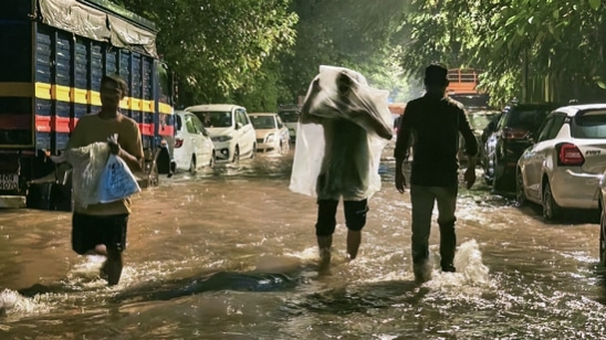 Rain Hits Mumbai I এদিনৰ বৰষুণতে মৃত্যু এজনৰ; মুম্বাইত বিপৰ্যস্ত জনজীৱন 3 Rain Hits Mumbai I