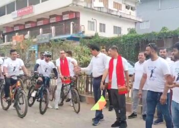 ডিফুত মাৰোৱাৰী যুৱ মঞ্চৰ উদ্যোগত ডিফুৰ পৰা মাঞ্জালৈ চাইক্লথনৰ ফ্লেগ অফ কৰে কাৰবি আংলং জিলা আৰক্ষী অধীক্ষক সঞ্জীৱ কুমাৰ শইকীয়াই