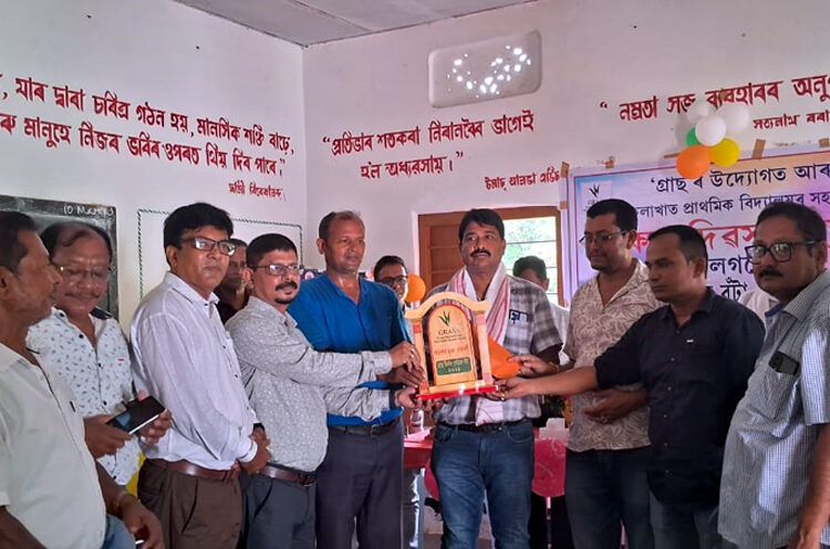 Voluntary Organization Grass : শিক্ষক দিৱসত “গ্ৰাছ”ৰ “গ্ৰাছ নিৰ্মল সেউজ বঁটা” কৈলাখাত প্ৰাথমিক বিদ্যালয়ক প্ৰদান