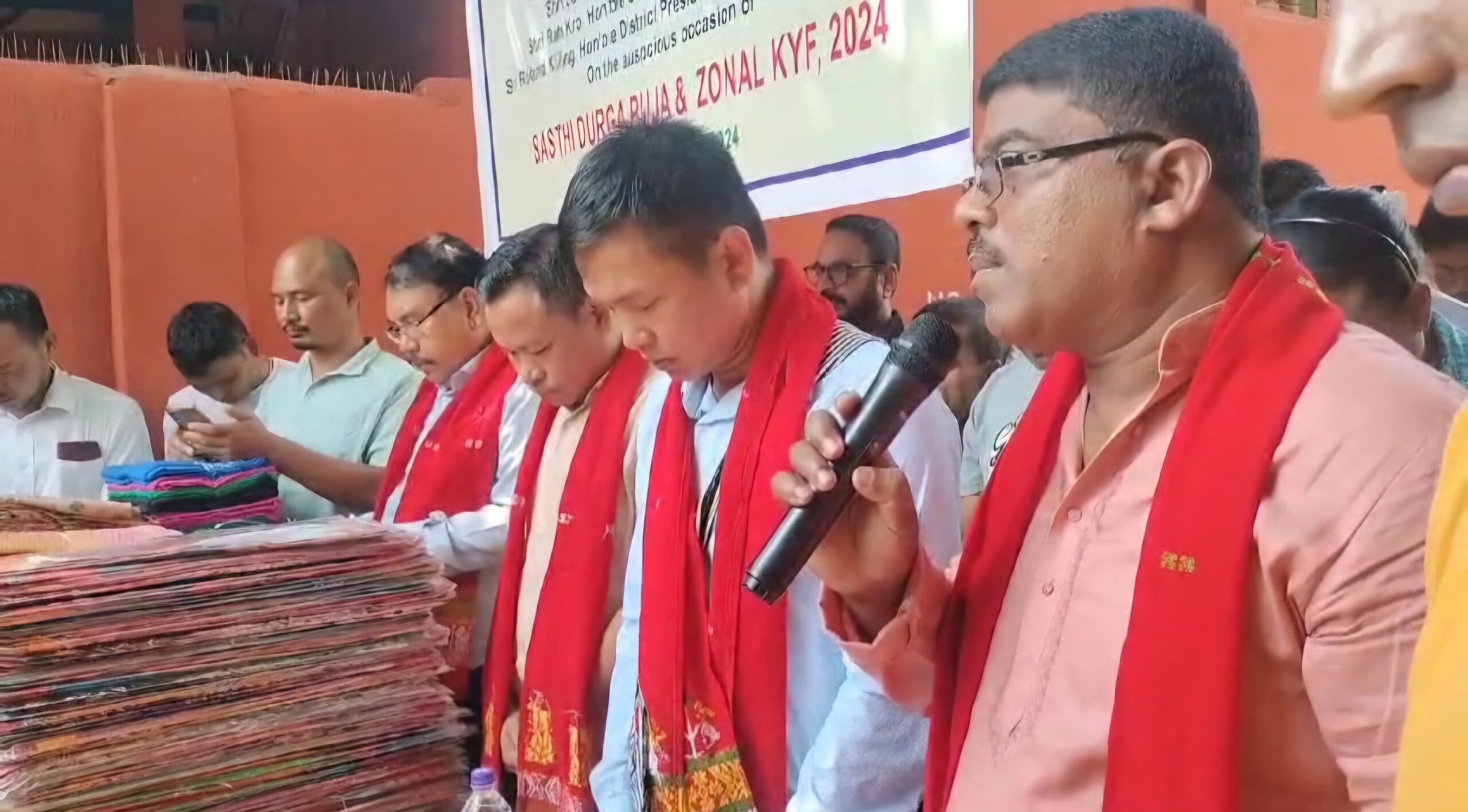 ডিফু পৌৰসভাৰ উদ্যোগত শাৰদীয় উৎসৱ উপলক্ষে দৰিদ্ৰ মহিলাসকলৰ মাজত বস্ত্ৰ বিতৰণ :