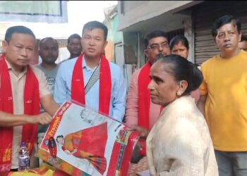 ডিফু পৌৰসভাৰ উদ্যোগত শাৰদীয় উৎসৱ উপলক্ষে দৰিদ্ৰ মহিলাসকলৰ মাজত বস্ত্ৰ বিতৰণ :