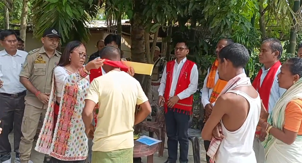 টকৌবাৰী হত্যাকাণ্ডৰ দুই মাছমৰীয়া পৰিয়ালক সাক্ষাৎ জিলা আয়ুক্ত নিৰলা ফাংচ'পীৰ