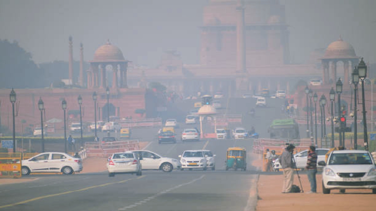 Delhi pollution I অতি ভয়ংকৰ হৈ পৰিছে ৰাজধানীৰ বায়ু, মঙলবাৰেও ঘন ধোঁৱাৰ আৱৰণত দিল্লী 3 Delhi pollution I