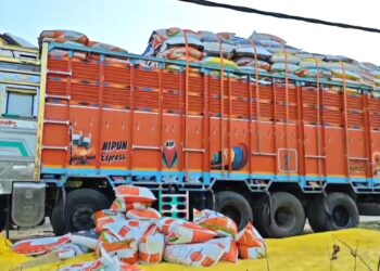 ডকমকাত বৃহৎ পৰিমাণৰ অবৈধ মেঘালয়ৰ সুৰা ভৰ্তি ট্ৰাক জব্দ: