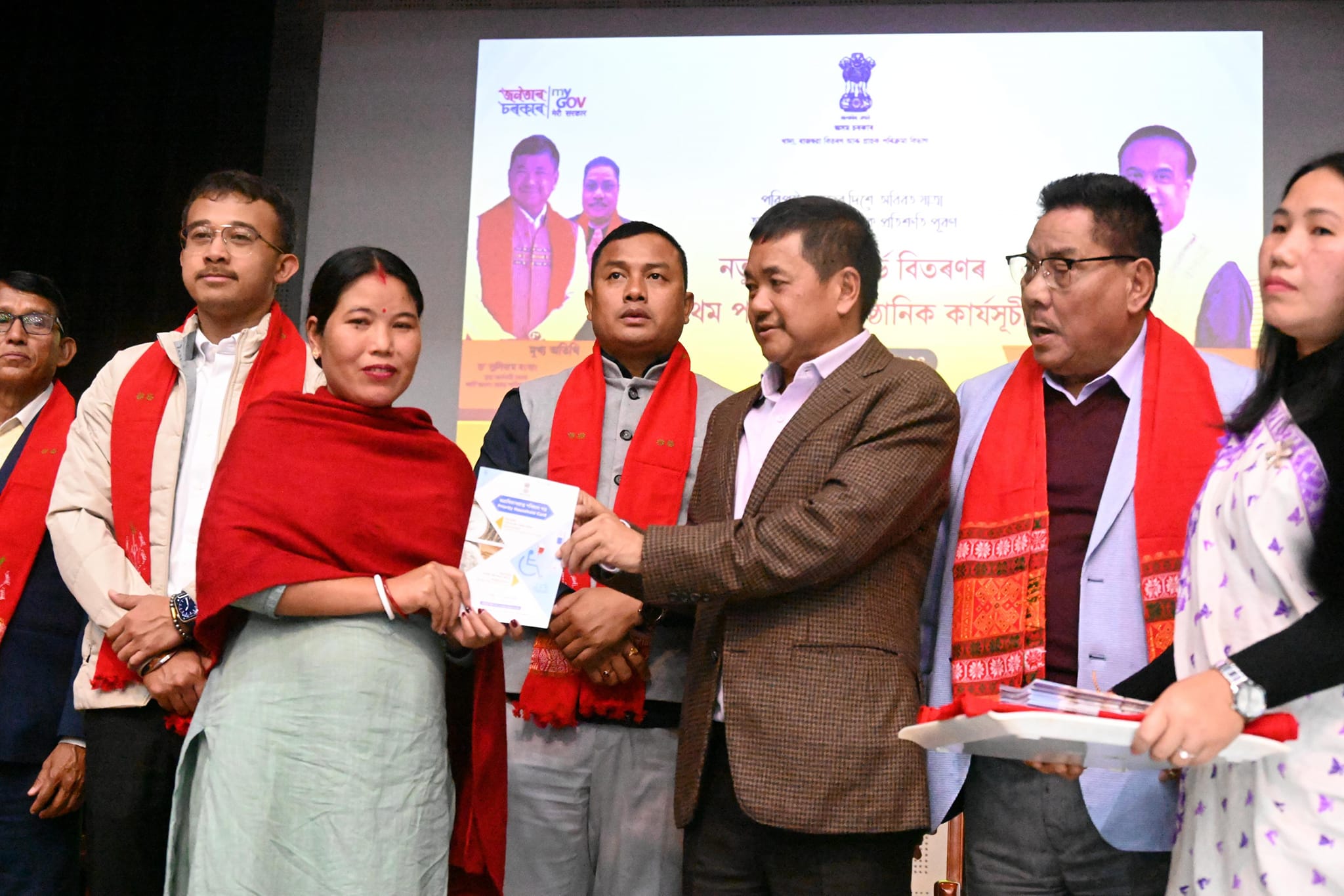 কাৰ্বি আংলং জিলাত ৰাষ্ট্ৰীয় খাদ্য সুৰক্ষা আইনৰ অধীনত হিতাধিকাৰীৰ মাজত বিনামূলীয়া ৰেচন কাৰ্ড বিতৰণ: 