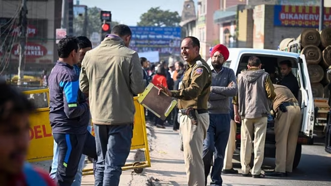 Bomb Threat : পৰীক্ষা বন্ধ কৰাৰ বাবেই ২৩ খন বিদ্যালয়ত বিস্ফোৰণৰ ভাবুকি, দিল্লীত গ্ৰেপ্তাৰ দ্বাদশ শ্ৰেণীৰ ছাত্ৰ 1 Bomb Threat : পৰীক্ষা বন্ধ কৰাৰ বাবেই ২৩ খন বিদ্যালয়ত বিস্ফোৰণৰ ভাবুকি, দিল্লীত গ্ৰেপ্তাৰ দ্বাদশ শ্ৰেণীৰ ছাত্ৰ