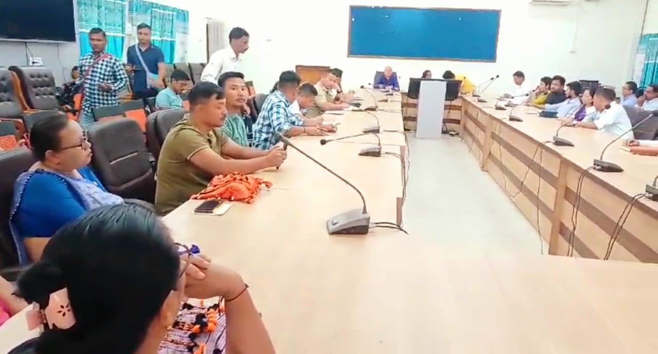 ডিফু মাছ বজাৰৰ জঘন্য কাণ্ড: ডিফু আৱৰ্ত ভৱনত জিলা আয়ুক্ত নিৰলা ফাংচপীৰ অধ্যক্ষতা শান্তি সভা