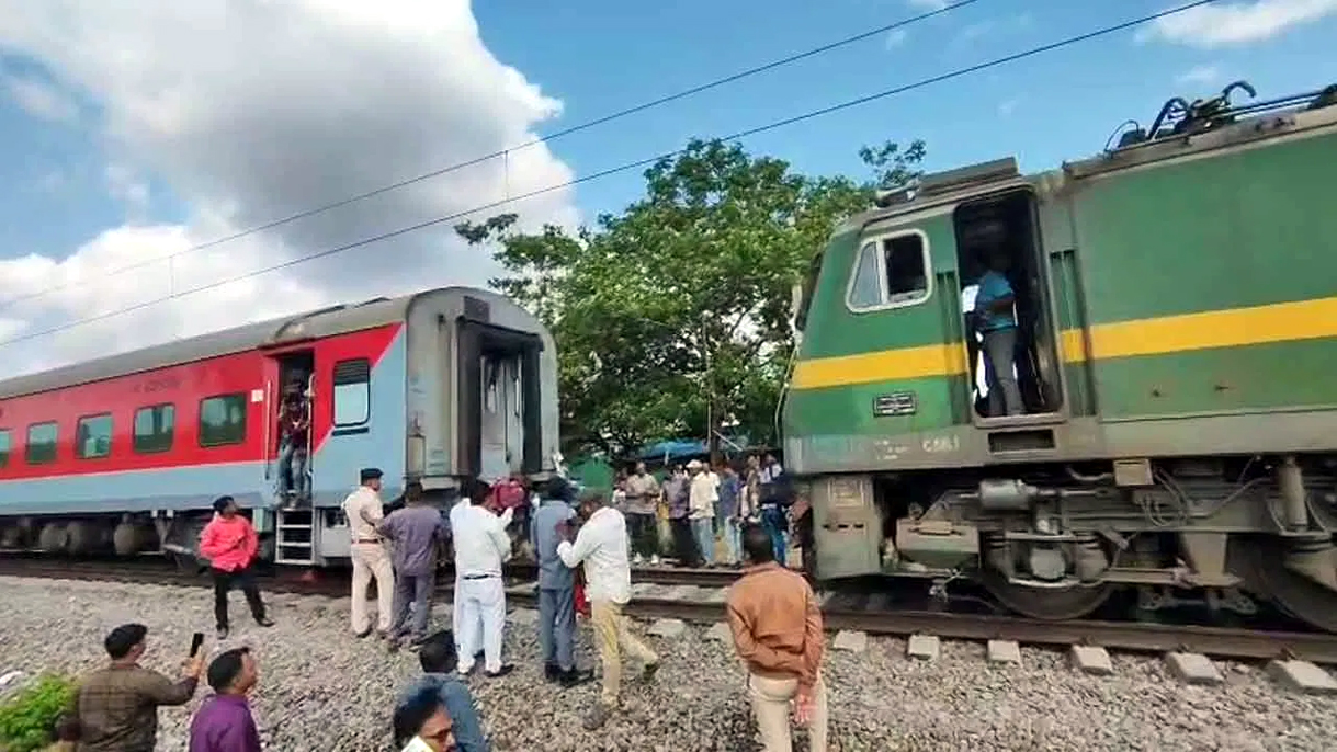 Andhra Pradesh Train Accident : চলন্ত অৱস্থাতেই কপলিং ছিঙি দুভাগত বিভক্ত ফালাকনুমা এক্সপ্ৰেছ 3 Train 1 | ASSAM TIMES POST
