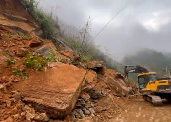 Heavy rainfall in Mizoram has caused landslides on NH-6, disrupting traffic