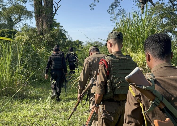 কাজিৰঙা ৰাষ্ট্ৰীয় উদ্যানৰ অগৰাতলী বনাঞ্চলত বনৰক্ষীৰে হোৱা সংঘৰ্ষত এক চোৰাং চিকাৰী নিহত, ৩০৩ ৰাইফল উদ্ধাৰ: