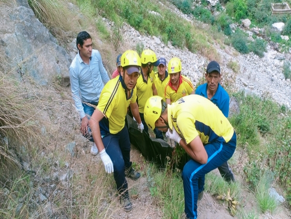 Rudraprayag bus tragedy I ৰুদ্ৰপ্ৰয়াগত নিয়ন্ত্ৰণ হেৰুৱাই অলকানন্দা নদীত পৰিল বাছ; নিহত ১, নিৰুদ্দেশ কমেও ১০ 3 Rudraprayag bus tragedy I