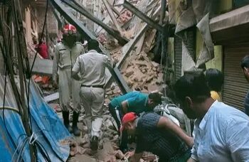 Delhi building collapse I দিল্লীত খহিল চাৰি মহলীয়া অট্টালিকা, আবদ্ধ বহু লোক