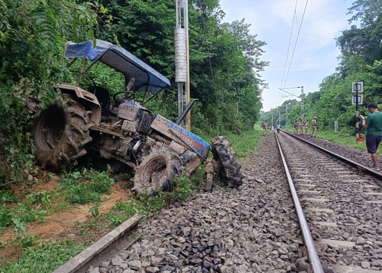 Train Accident I ডিফুত উজনিমুৱা বিবেক এক্সপ্ৰেছ ৰেলৰ সৈতে ট্ৰেক্টৰৰ মুখামুখি সংঘৰ্ষ:৩ ঘণ্টা সময়ত ডিফুত আৱদ্ধ ৰেল