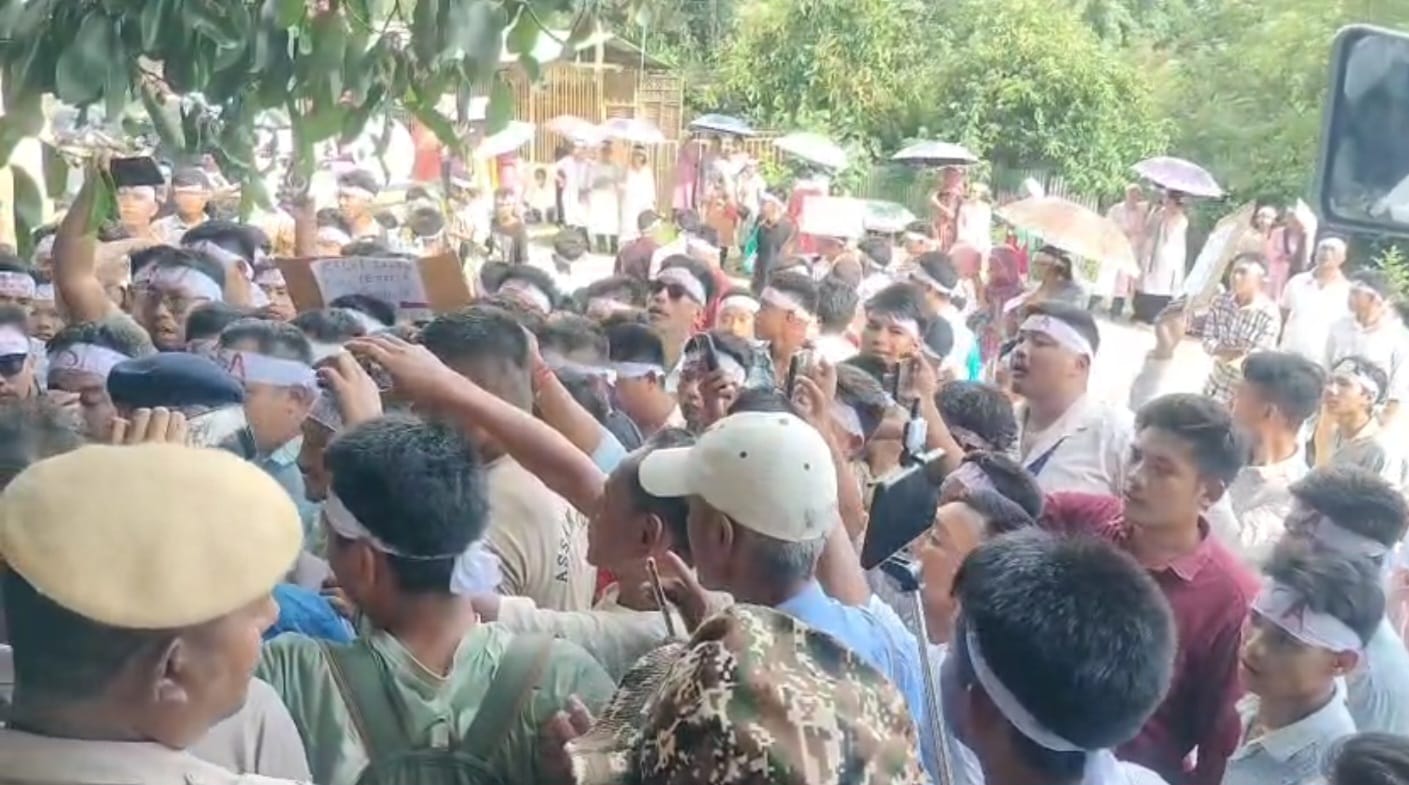 অল আছাম বেঙ্গলী যুৱ ছাত্ৰ ফেডাৰেছনৰ সভাপতি দিপক দে'ৰ বিৰুদ্ধে সৰব কেএছএ:কাৰ্বি ভূমিত ভূমি পট্টা প্ৰদানক ডিফুত উত্তপ্ত পৰিস্থিতি