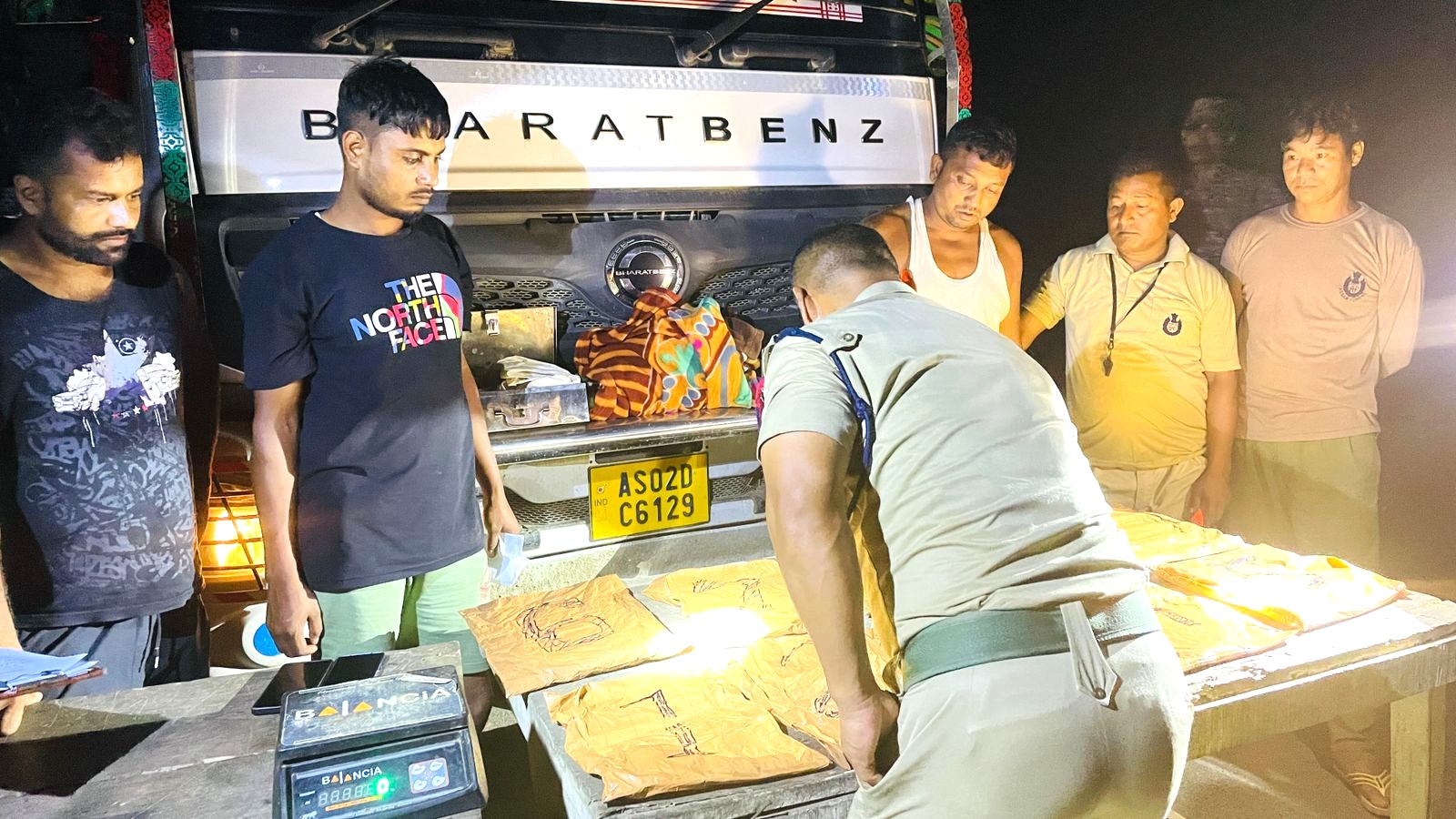 কাৰ্বি আংলং আৰক্ষীৰ বৃহৎ সফলতা : ১১ কোটি টকাৰ নিষিদ্ধ ম'ৰফিন সহ আটক দুই সৰবৰাহকাৰী