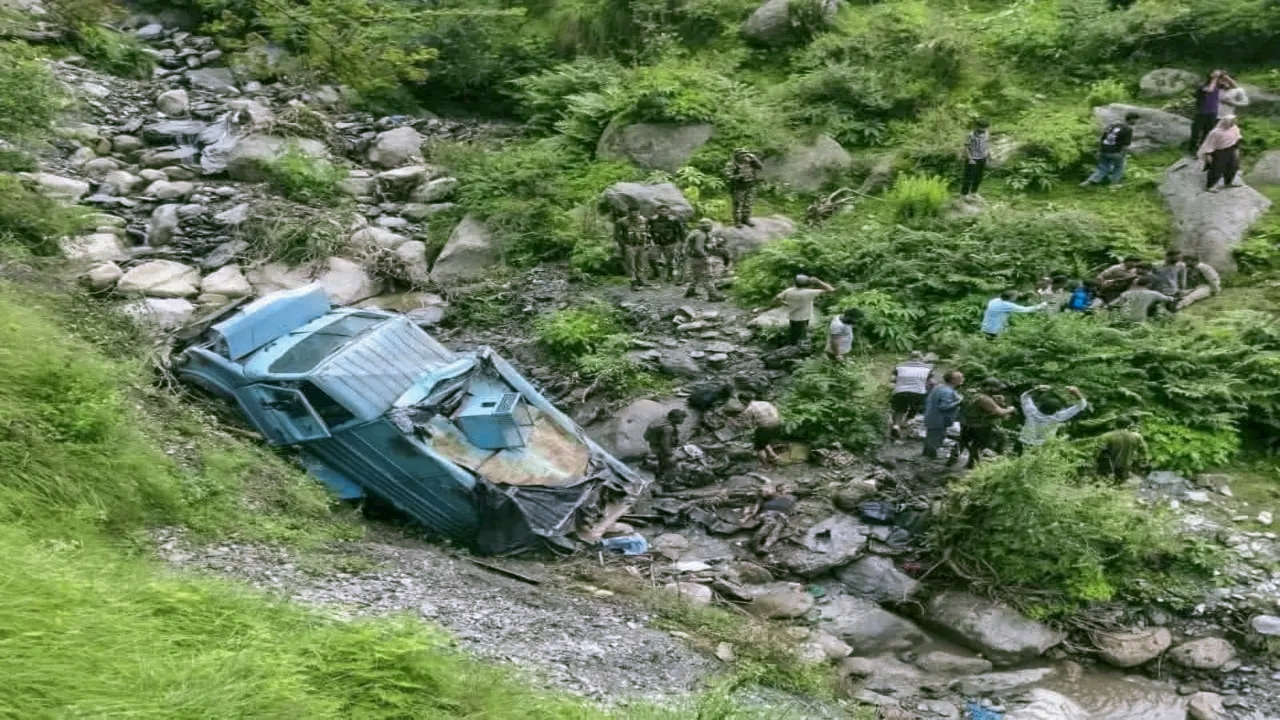 CRPF Bus accident I জম্মু-কাশ্মীৰত চি আৰ পি এফৰ বাহন দুৰ্ঘটনাগ্ৰস্ত হৈ নিহত ২ জোৱান, আহত ১২ 3 CRPF Bus accident I