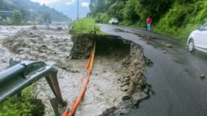 Uttarakhand Cloudbrust । উত্তৰাখণ্ডত পুনৰ ডাৱৰ বিস্ফোৰণ, ধ্বংসাৱশেষত আবদ্ধ বহু লোক 3 Uttarakhand Cloudbrust ।
