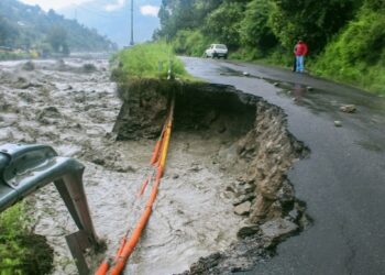 Himachal Pradesh flood I চণ্ডীগড়-মানালী ঘাইপথ উটুৱাই নিলে বিপাশা নদীয়ে, তিনিদিন ধৰি হিমাচলত আবদ্ধ শ শ বাহন-যাত্ৰী 1 Himachal Pradesh flood I চণ্ডীগড়-মানালী ঘাইপথ উটুৱাই নিলে বিপাশা নদীয়ে, তিনিদিন ধৰি হিমাচলত আবদ্ধ শ শ বাহন-যাত্ৰী
