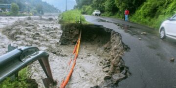 Himachal Pradesh flood I চণ্ডীগড়-মানালী ঘাইপথ উটুৱাই নিলে বিপাশা নদীয়ে, তিনিদিন ধৰি হিমাচলত আবদ্ধ শ শ বাহন-যাত্ৰী