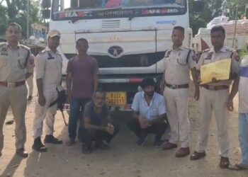 Khatkhati Police :খটখটীত আৰক্ষীৰ নাকা তালাচীত বুজন পৰিমানৰ নিষিদ্ধ পপী ষ্ট্ৰ সহ দুই সৰবৰাহকাৰী আটক আৰক্ষীৰ