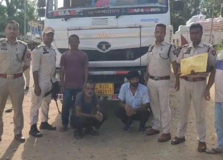 Khatkhati Police :খটখটীত আৰক্ষীৰ নাকা তালাচীত বুজন পৰিমানৰ নিষিদ্ধ পপী ষ্ট্ৰ সহ দুই সৰবৰাহকাৰী আটক আৰক্ষীৰ