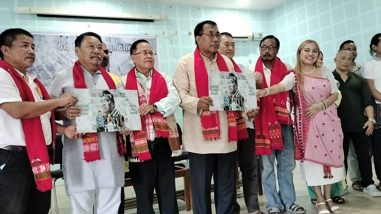 পদ্মশ্ৰী ধনেশ্বৰ ইংতিৰ অনুবাদত আৰু ৰাজ লক্ষ্মী বৰাৰ কণ্ঠত সুধাকণ্ঠৰ আহ আহ ওলাই আহ গীতটোৰ কাৰবি অডিঅ-ভিজুৱেল মুকলি