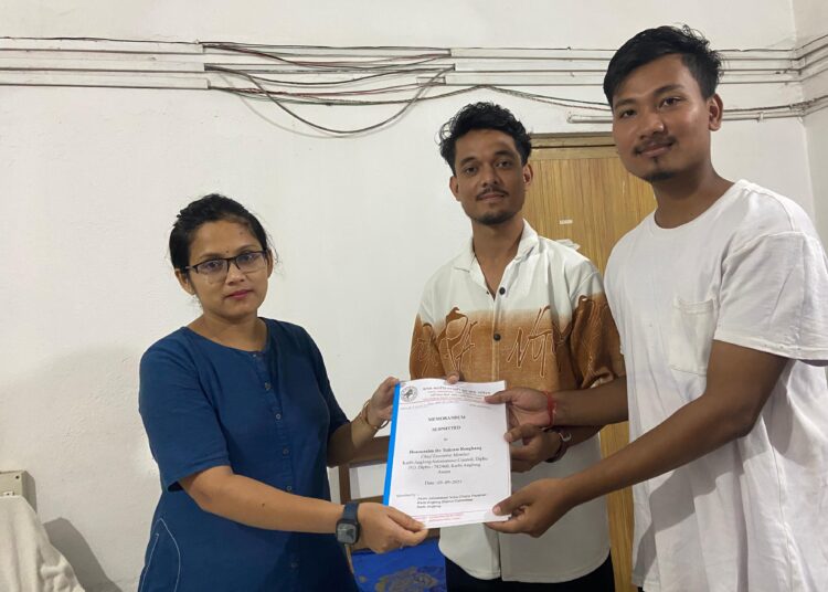 কাৰ্বি আংলঙত জুবিন গাৰ্গৰ পূৰ্ণাংগ ব্ৰঞ্জৰ প্ৰতিমুৰ্তি স্থাপনৰ দাবী জনাই মুখ্য কাৰ্যবাহী সদস্য তুলিৰাম ৰংহাঙলৈ স্মাৰক পত্ৰ প্ৰেৰণ এজেৱাইচিপিৰ