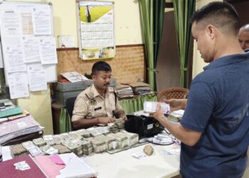 বোকাখাতত বাহনেৰে সৈতে আৰক্ষীৰ হাতত জব্দ ষাঠি লাখ টকাৰ টোপোলা: