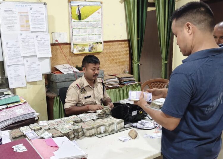 বোকাখাতত বাহনেৰে সৈতে আৰক্ষীৰ হাতত জব্দ ষাঠি লাখ টকাৰ টোপোলা: