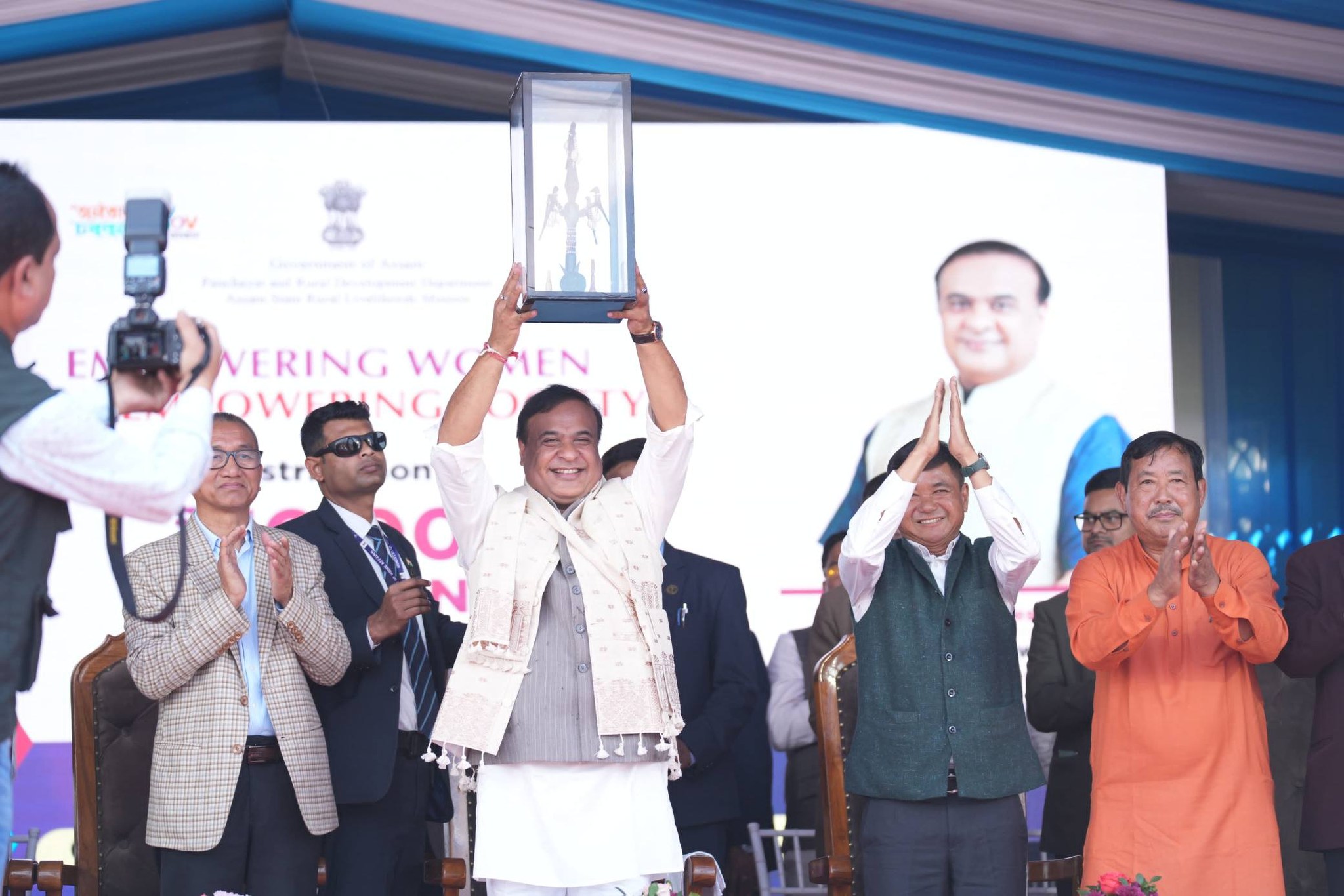  কাৰ্বি পাহাৰৰ মহিলালৈ মুখ্যমন্ত্ৰীৰ ভোগালী বিহুৰ উপহাৰ, মহিলা উদ্যমিতা আঁচনিৰ চেক বিতৰণ