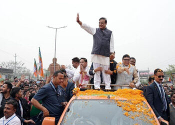 CM Himanta Biswa Sarma : মৰমৰ ভাগিনলৈ মামাৰ উপহাৰ, গহপুৰত দিলে নিজৰ ঘড়ী