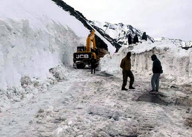 Landslide : তুষাৰপাত : উত্তৰ ছিকিমৰ লাচেনত আঠশ পৰ্যটক আবদ্ধ 1 Landslide : তুষাৰপাত : উত্তৰ ছিকিমৰ লাচেনত আঠশ পৰ্যটক আবদ্ধ