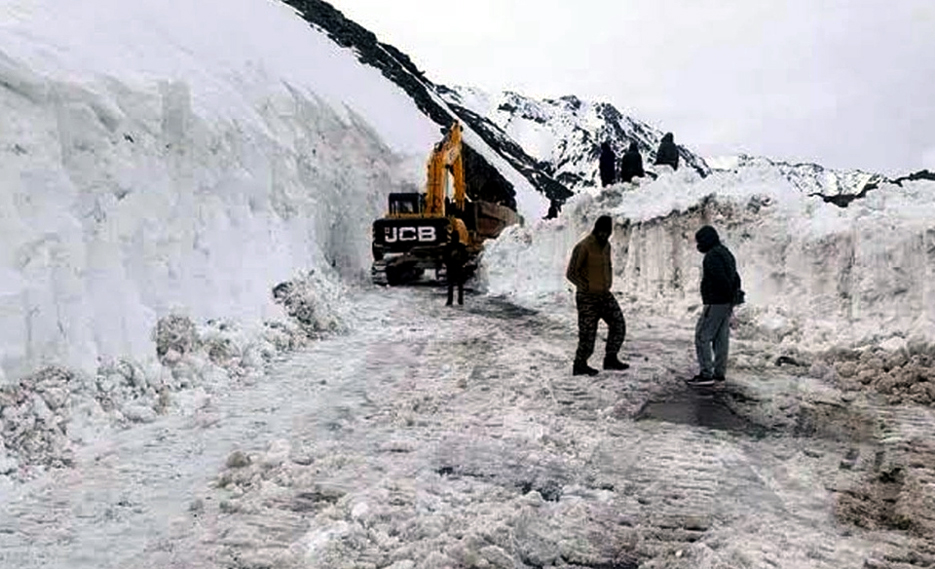 Landslide : তুষাৰপাত : উত্তৰ ছিকিমৰ লাচেনত আঠশ পৰ্যটক আবদ্ধ 3 ice | ASSAM TIMES POST