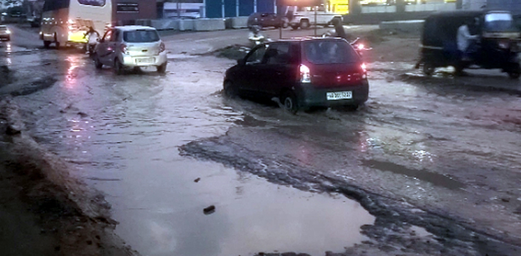 Dilapidated condition : জৰাজীৰ্ণ অৱস্থাত অসম–নাগালেণ্ড সীমান্তৰ ৩৯ নং ৰাষ্ট্ৰীয় ঘাই পথ, শীঘ্ৰে মেৰামতি কৰিবলৈ দাবী ক্ষোভিত ৰাইজৰ