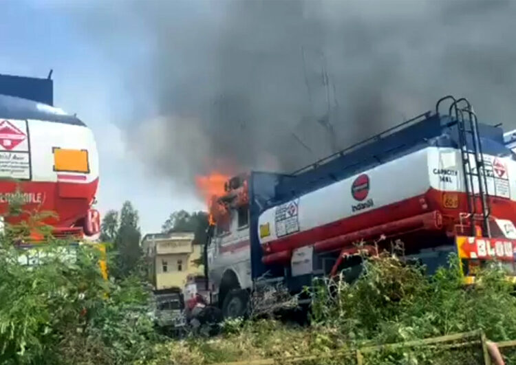 JK Tanker fire : জম্মু-কাশ্মীৰত কেইবাখনো তেল টেংকাৰত অগ্নিকাণ্ড, ঘটনাক লৈ ৰহস্য 1 JK Tanker fire : জম্মু-কাশ্মীৰত কেইবাখনো তেল টেংকাৰত অগ্নিকাণ্ড, ঘটনাক লৈ ৰহস্য